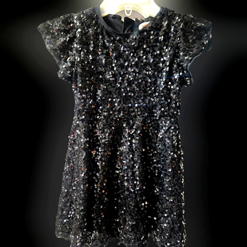 Girls size xs (4/5) Cat & Jack sequin dress. *Great Condition!